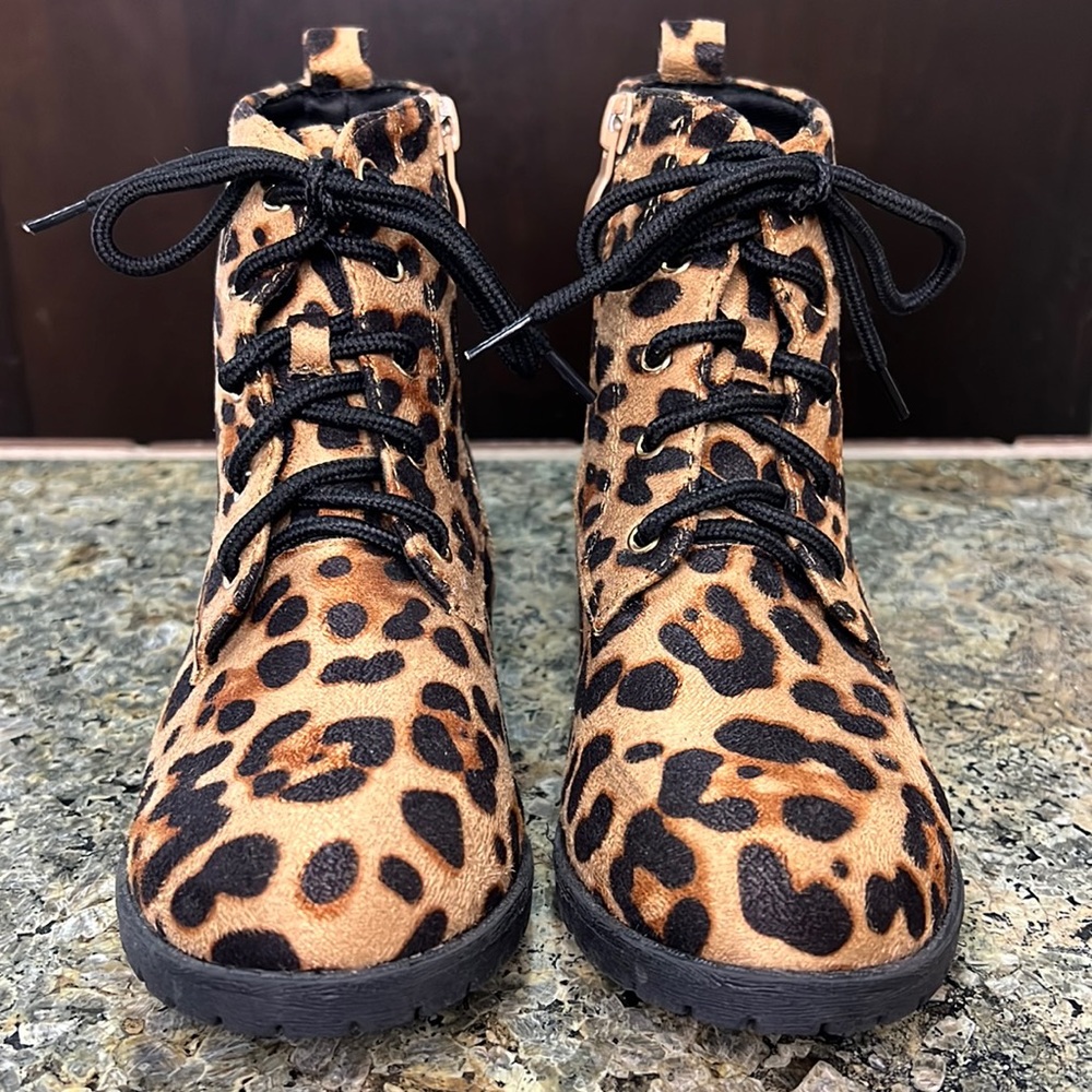 Lucky Top Martini Side Zipper Platform Combat Boots
Size 3 Girls
Leopard Print